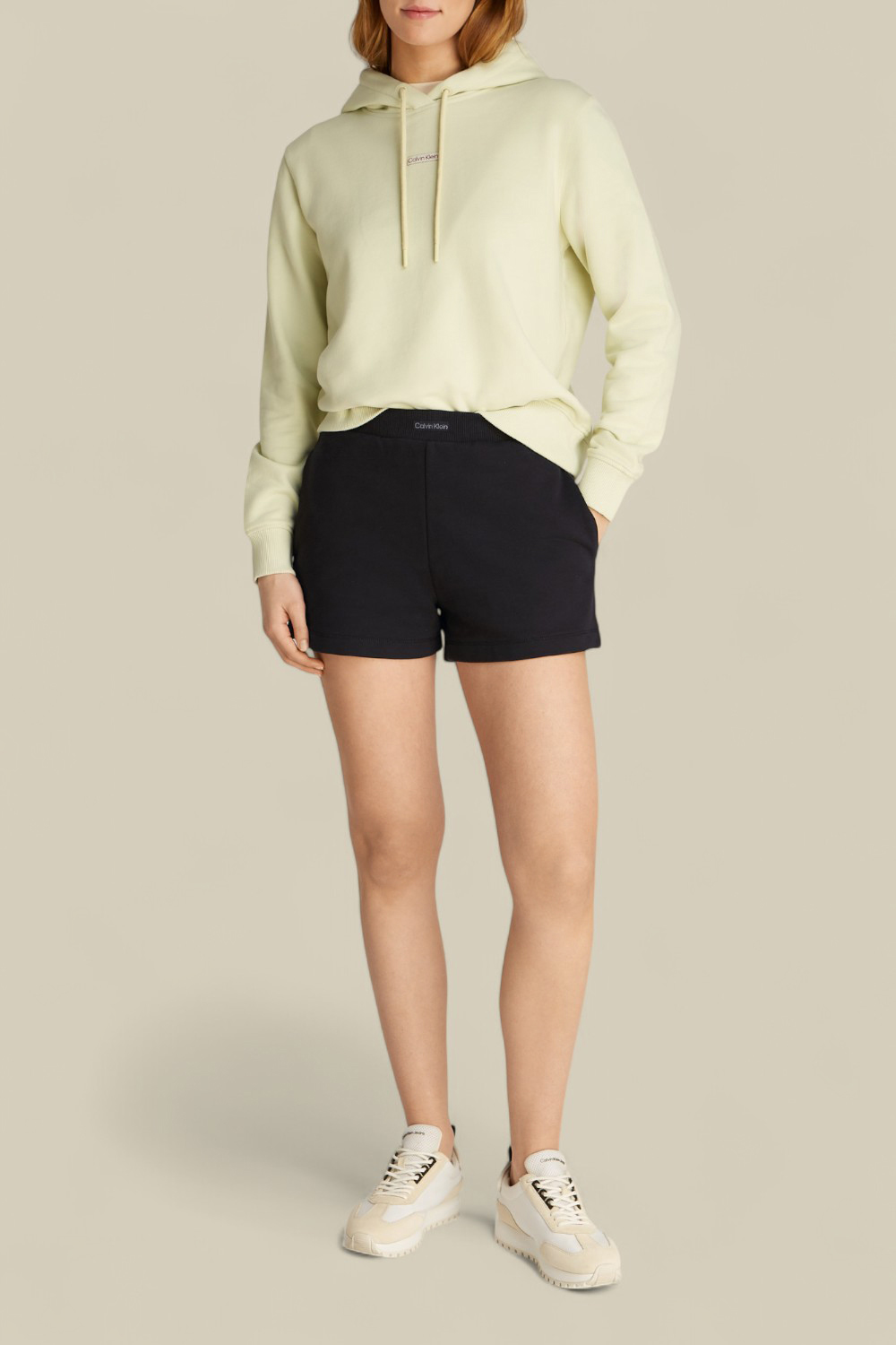 תמונת כל הלוק של מכנסיים קצרים